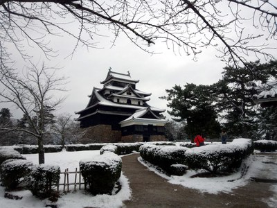 本丸にて松江城天守正面